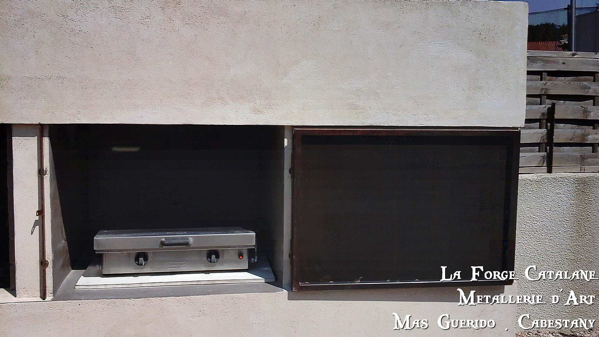interieur porte tole fermant un barbecue  forge catalane 3.jpg